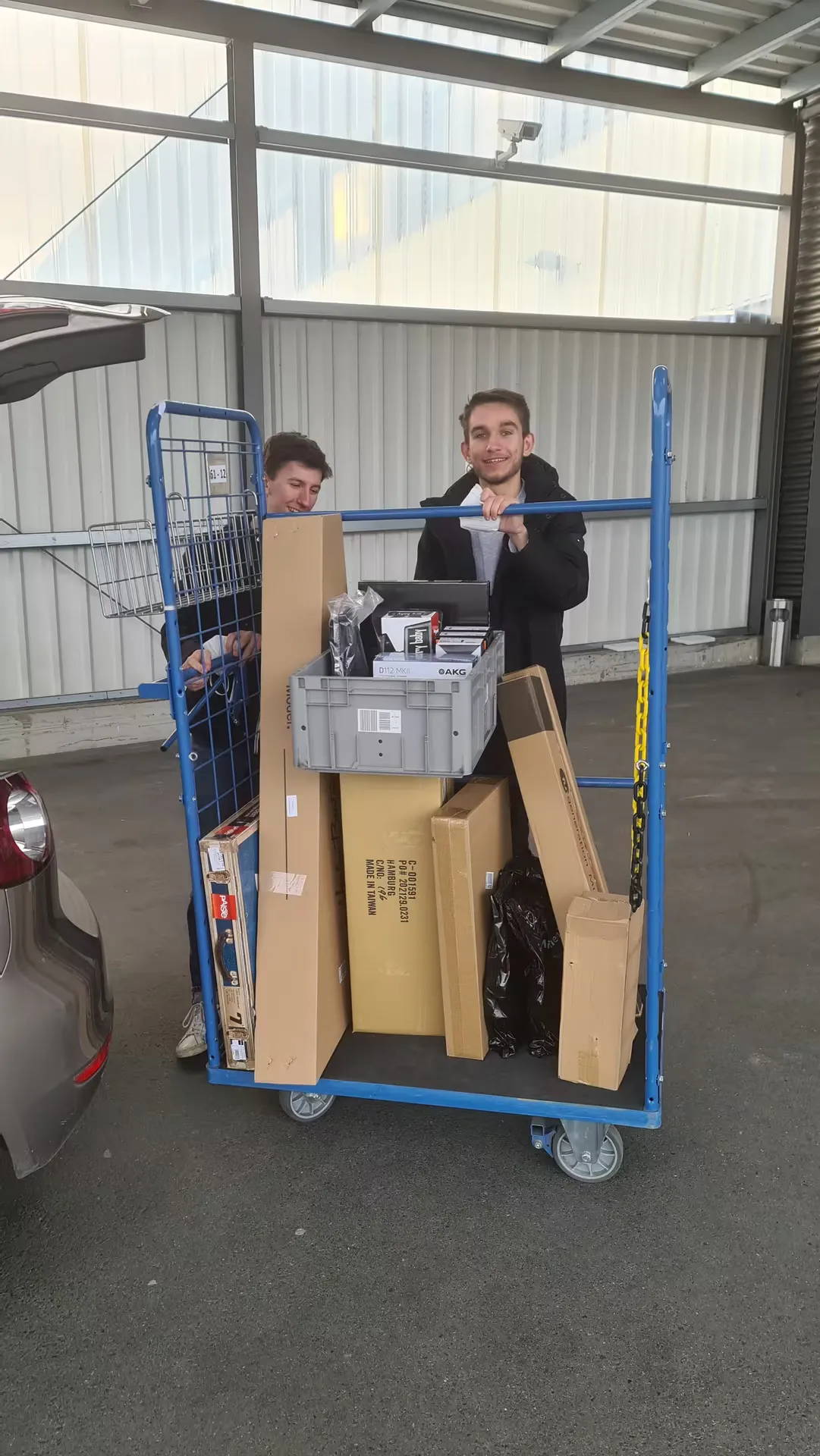 Neues Equipment wird zum Auto transportiert