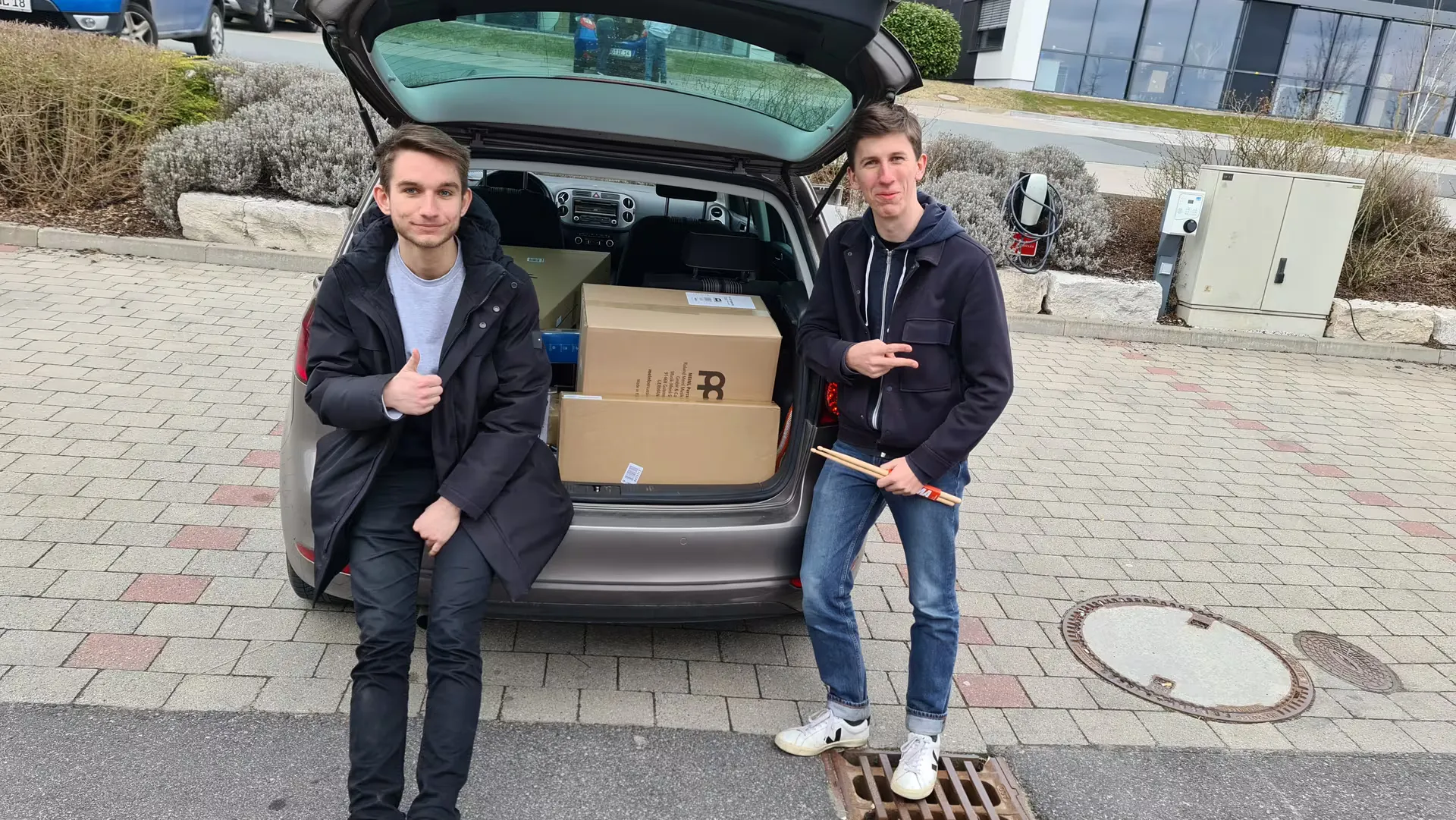 Bassed verlädt frisch gekauftes Equipment ins Auto