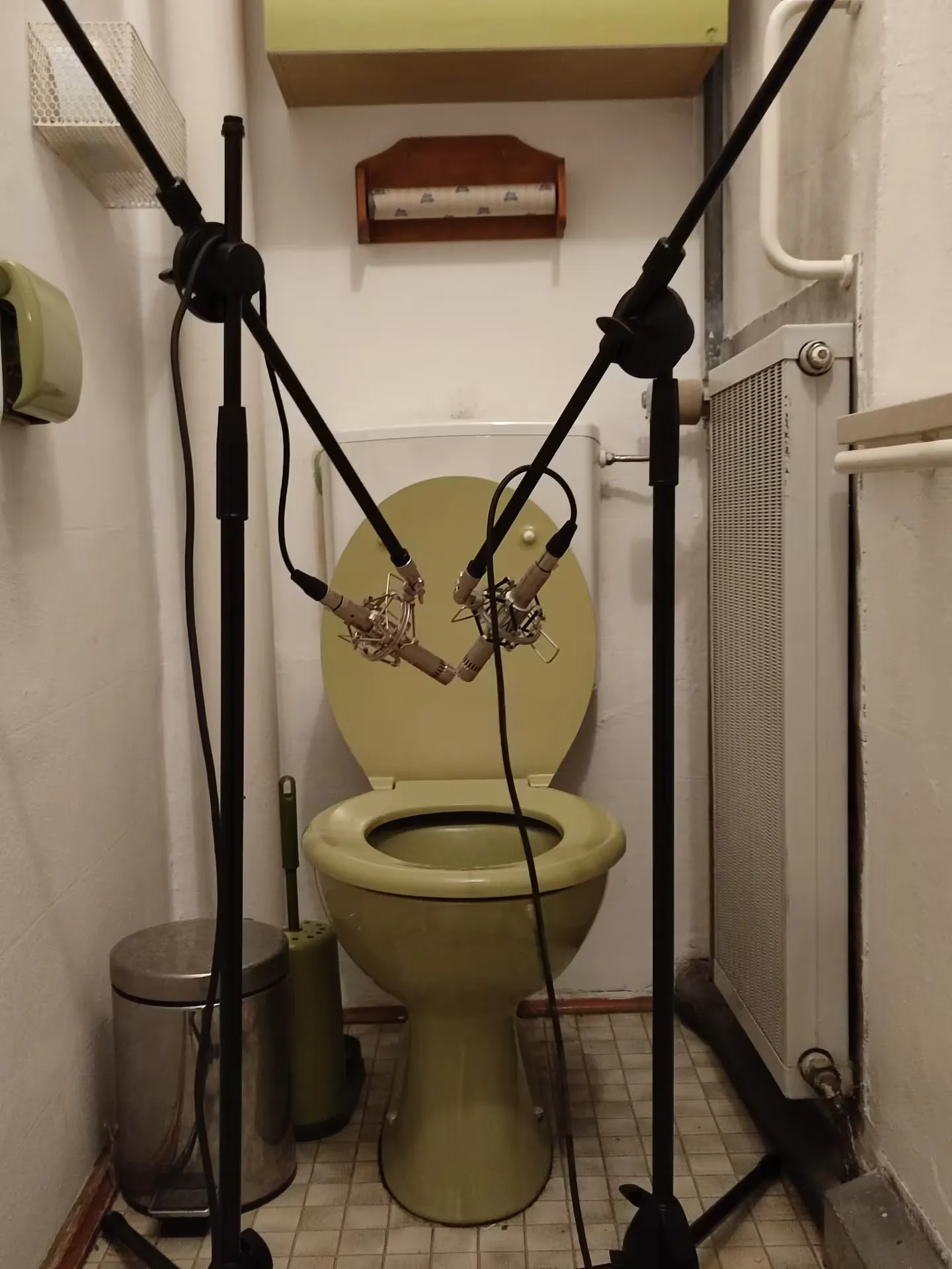Improvisiertes Aufnahme-Setup im Bad, das als Hallraum diente