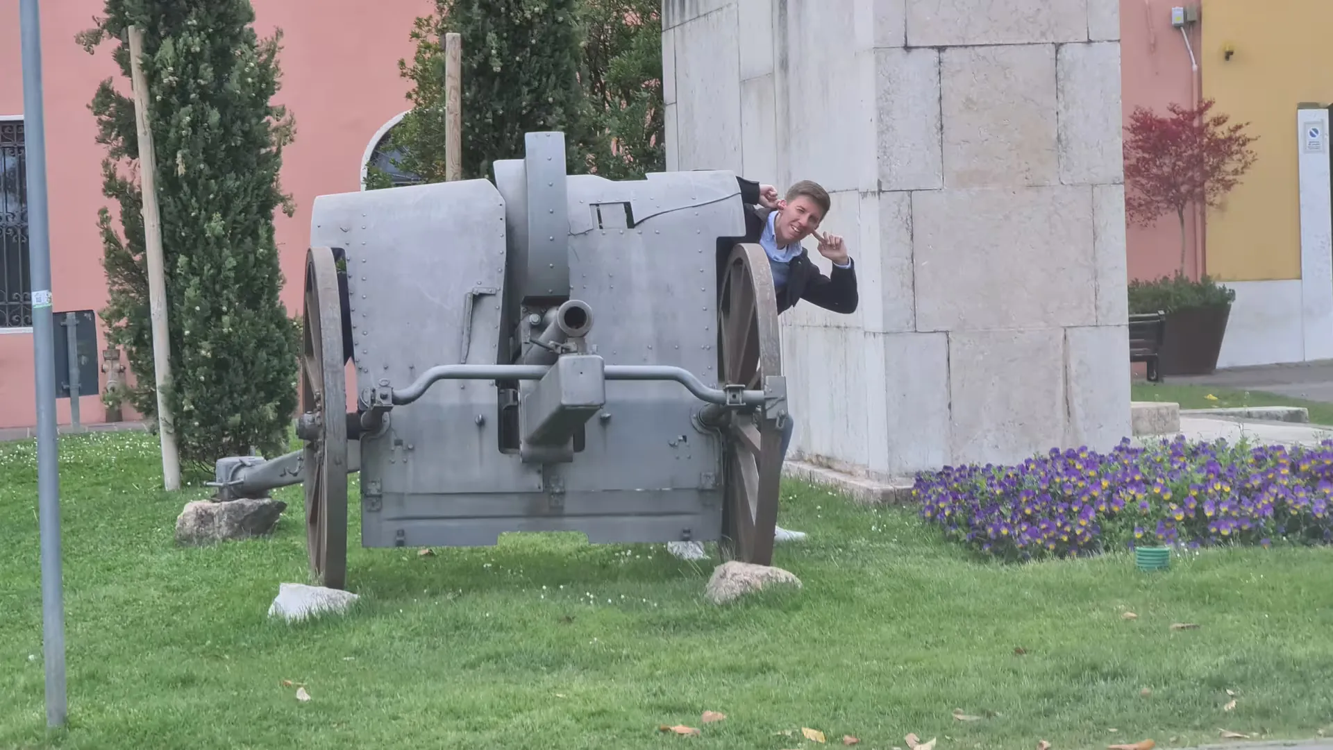 Bandmitglied von Bassed an einer Kanonen-Statue