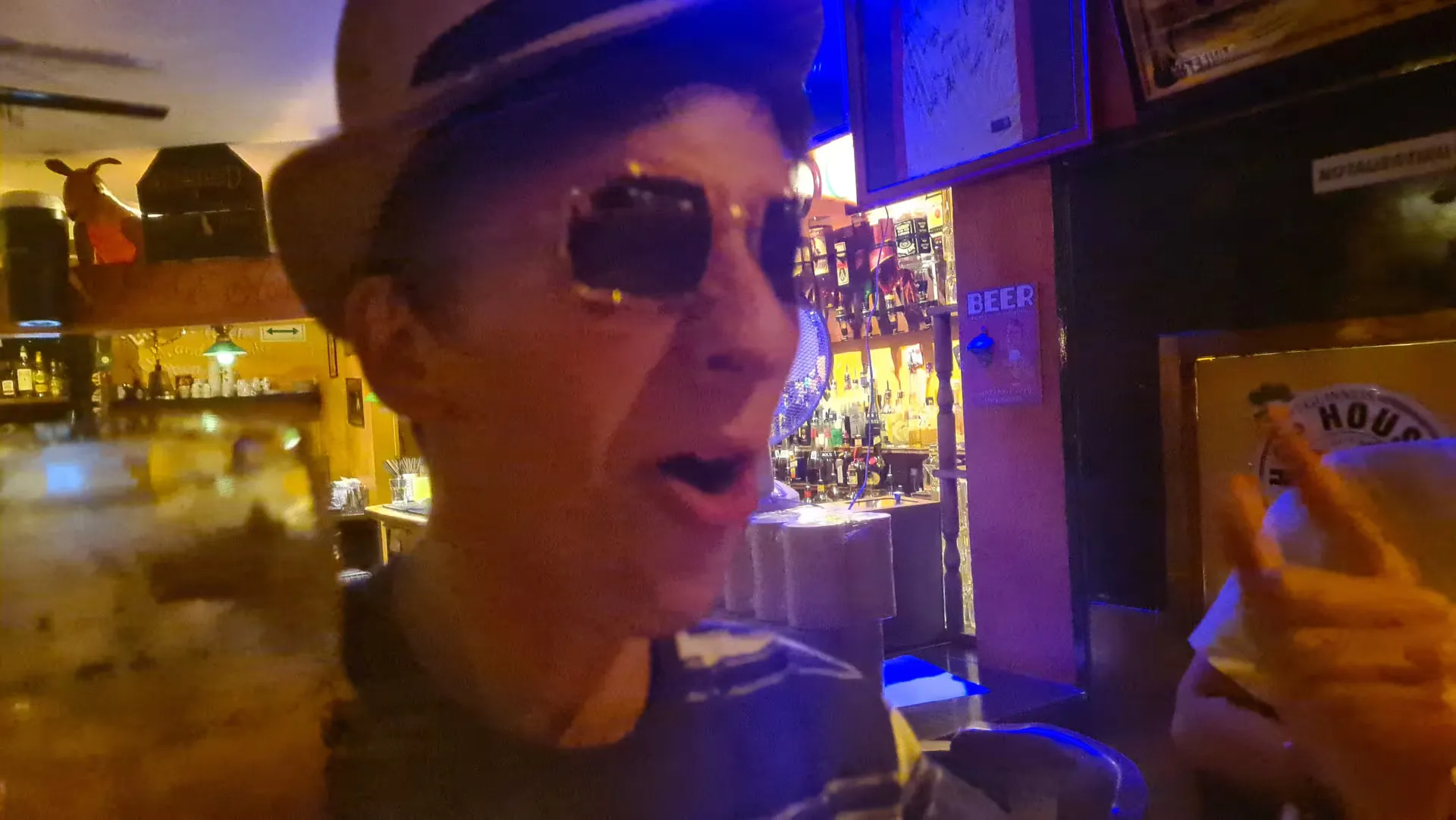 Bassed an der Bar nach einem langen Probetag
