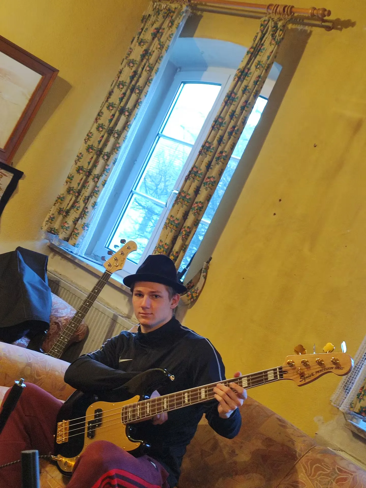 Bassist von Bassed beim Üben, März 2023
