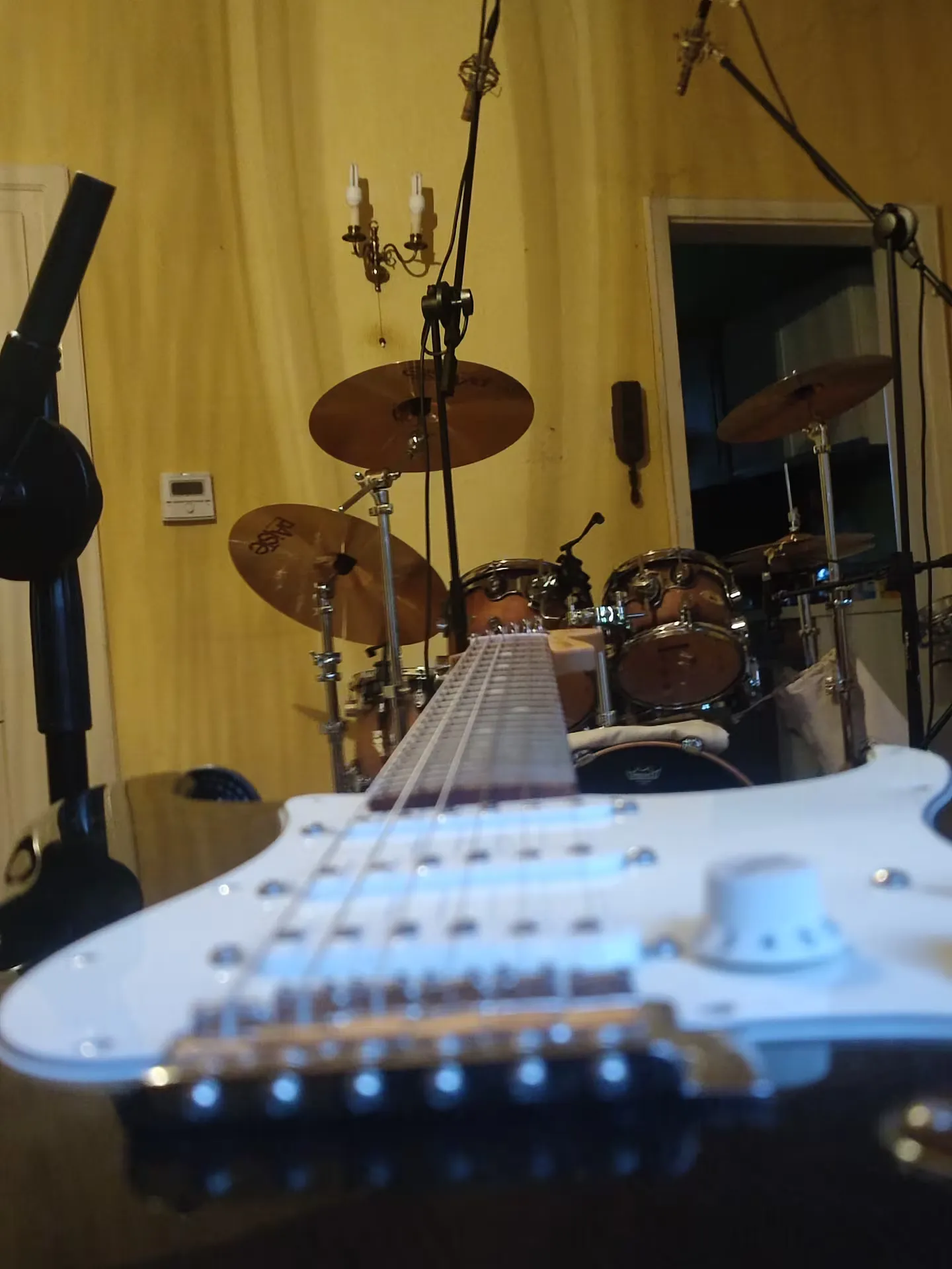 Gitarre und Schlagzeug im Proberaum, August 2023
