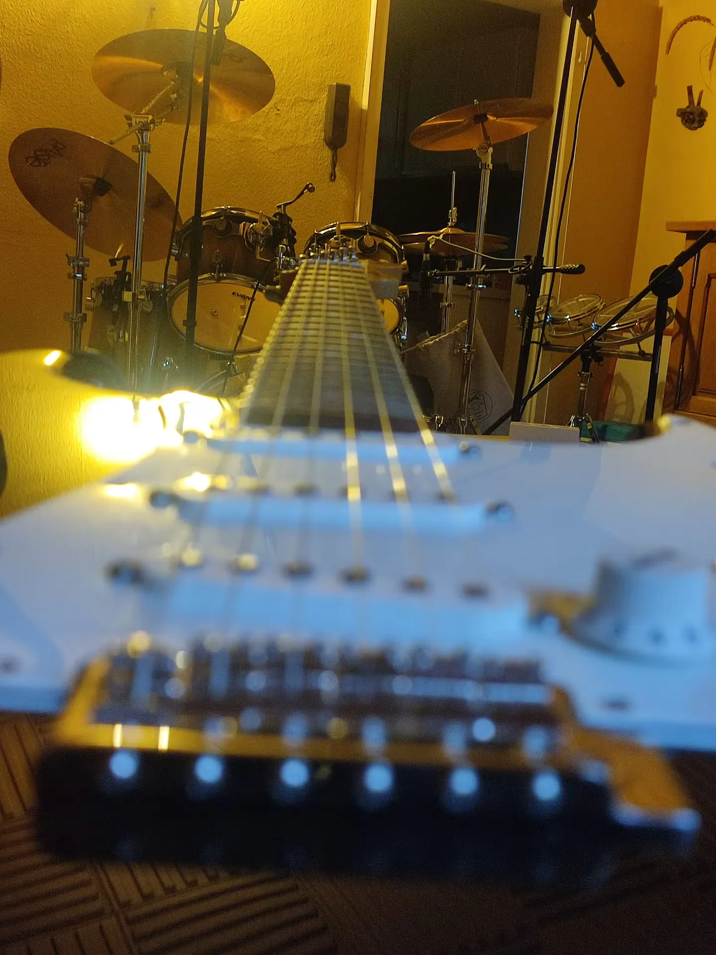 E-Gitarre und Drumkit beim Proben