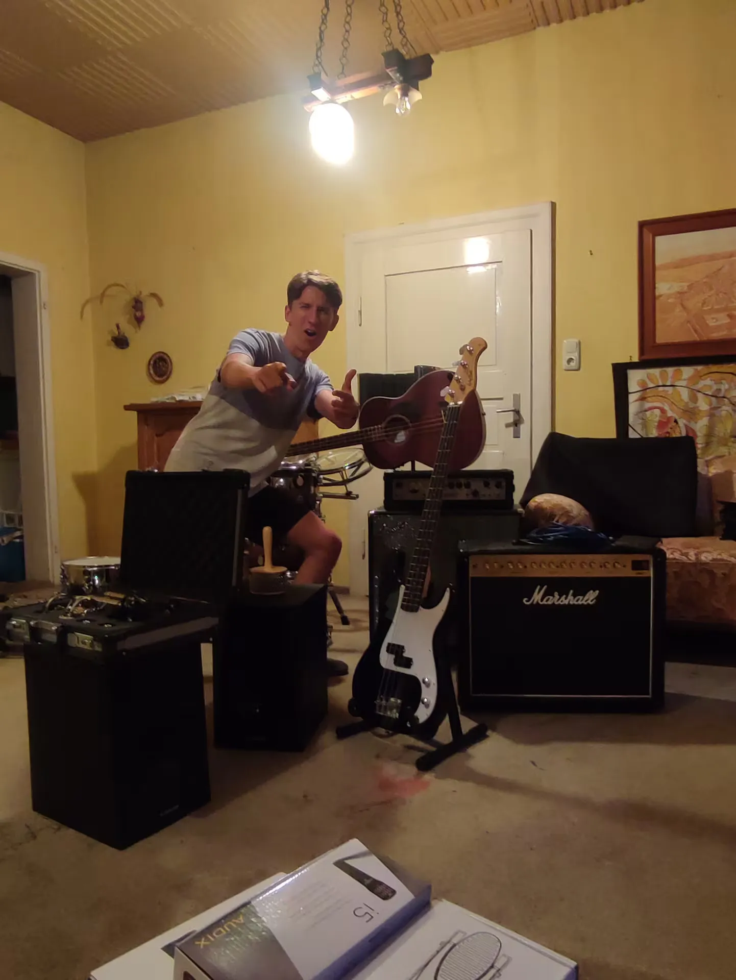 Bandmitglied von Bassed mit mehreren Gitarren