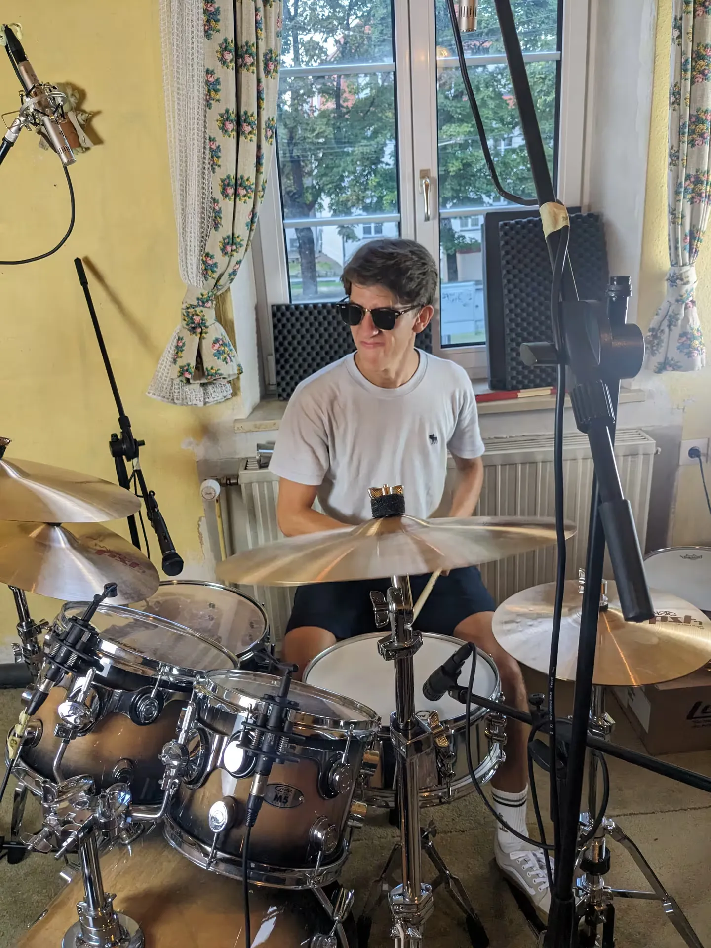 Schlagzeuger im Studio, September 2023