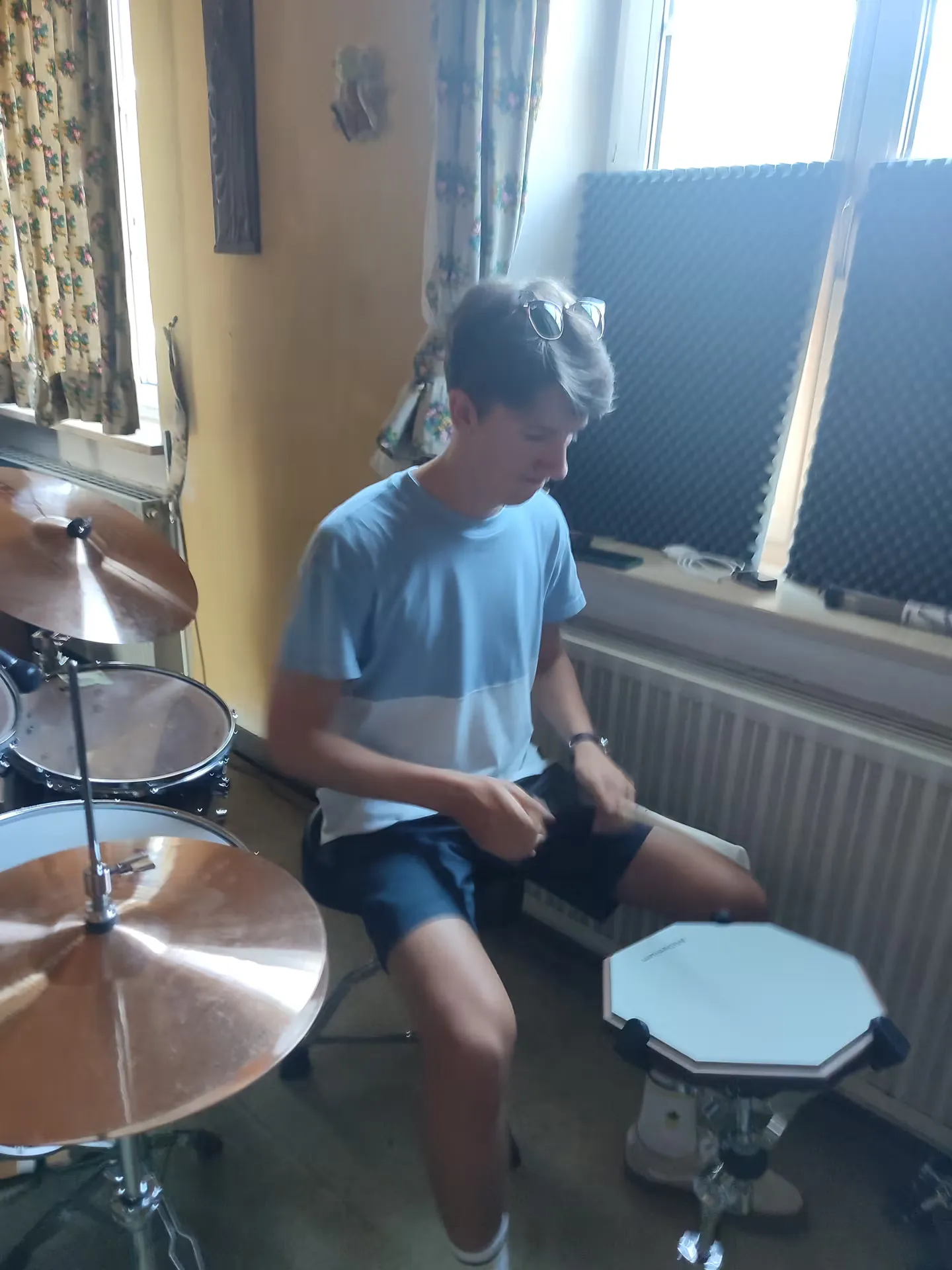 Schlagzeug spielen während einer Session im September 2023