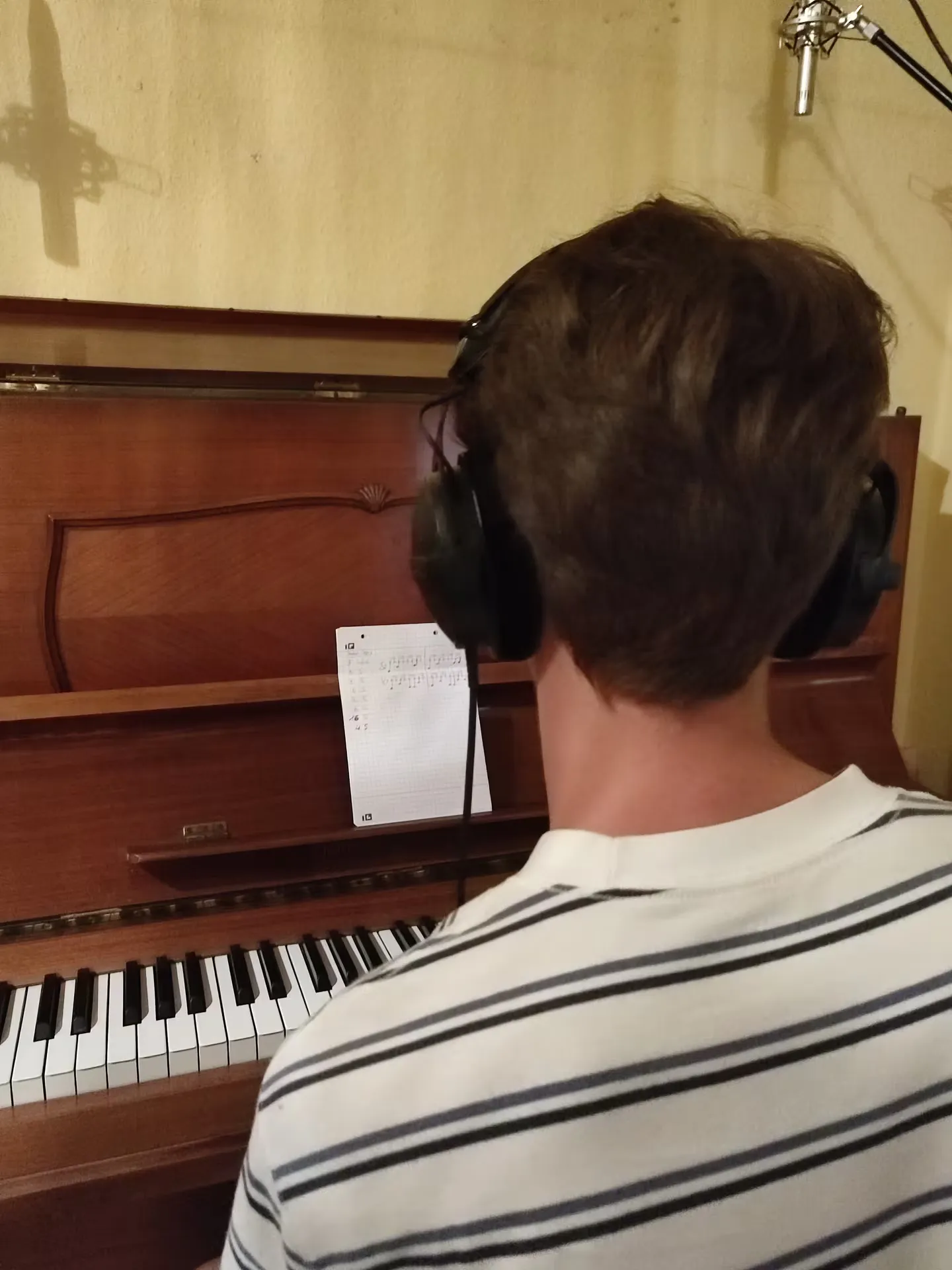 Klavierspiel bei einer Aufnahmesession