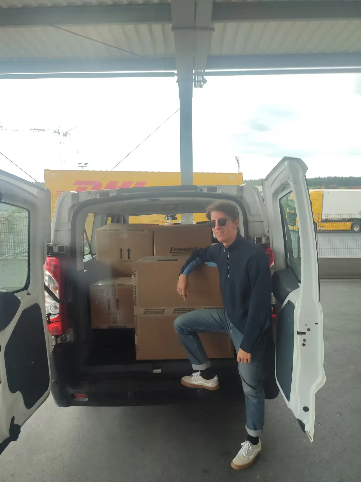 Equipment wird in den Transporter geladen