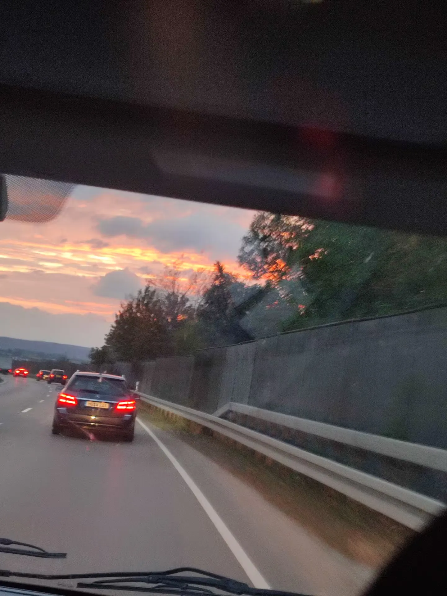 Sonnenuntergang während der Fahrt zu einem Termin