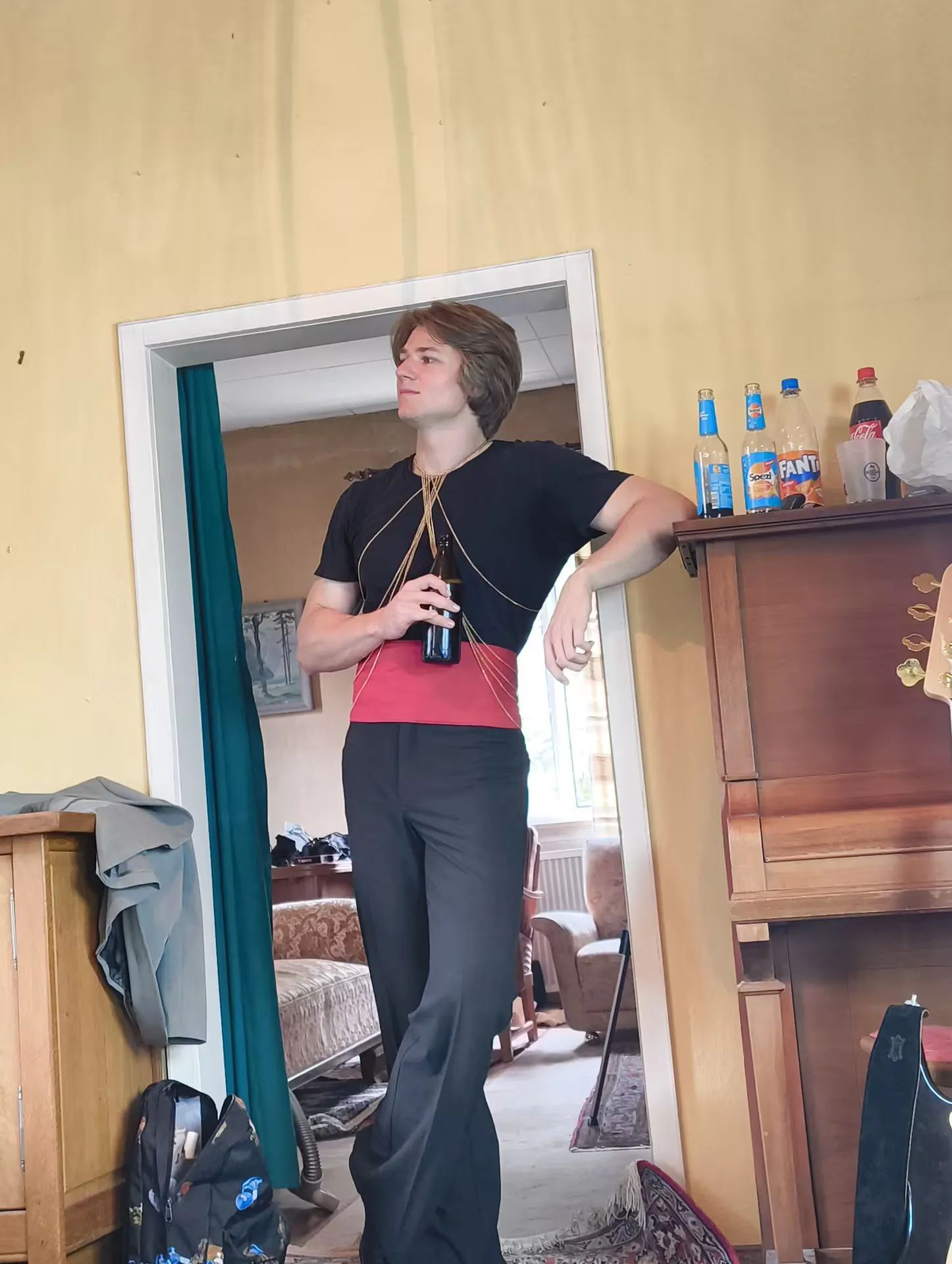 Lässige Pose im Türrahmen beim Fotoshooting