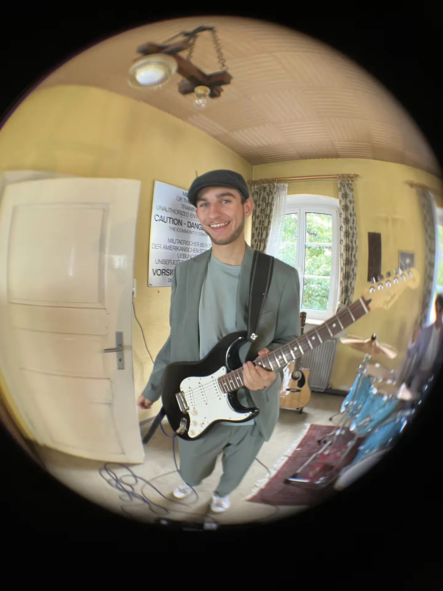 Mit E-Gitarre beim Fotoshooting im Keller