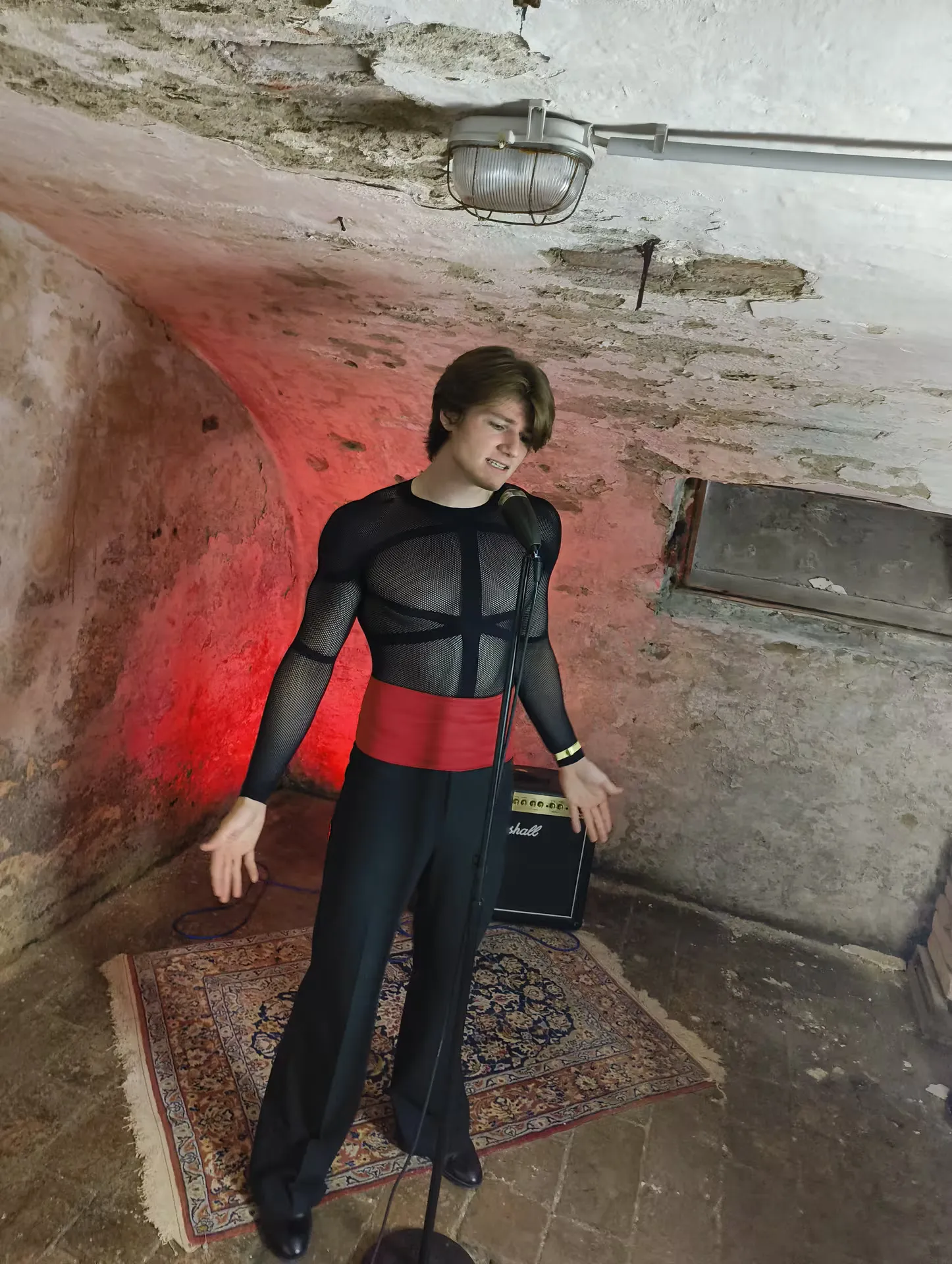 Sänger von Bassed performt im Kellerstudio