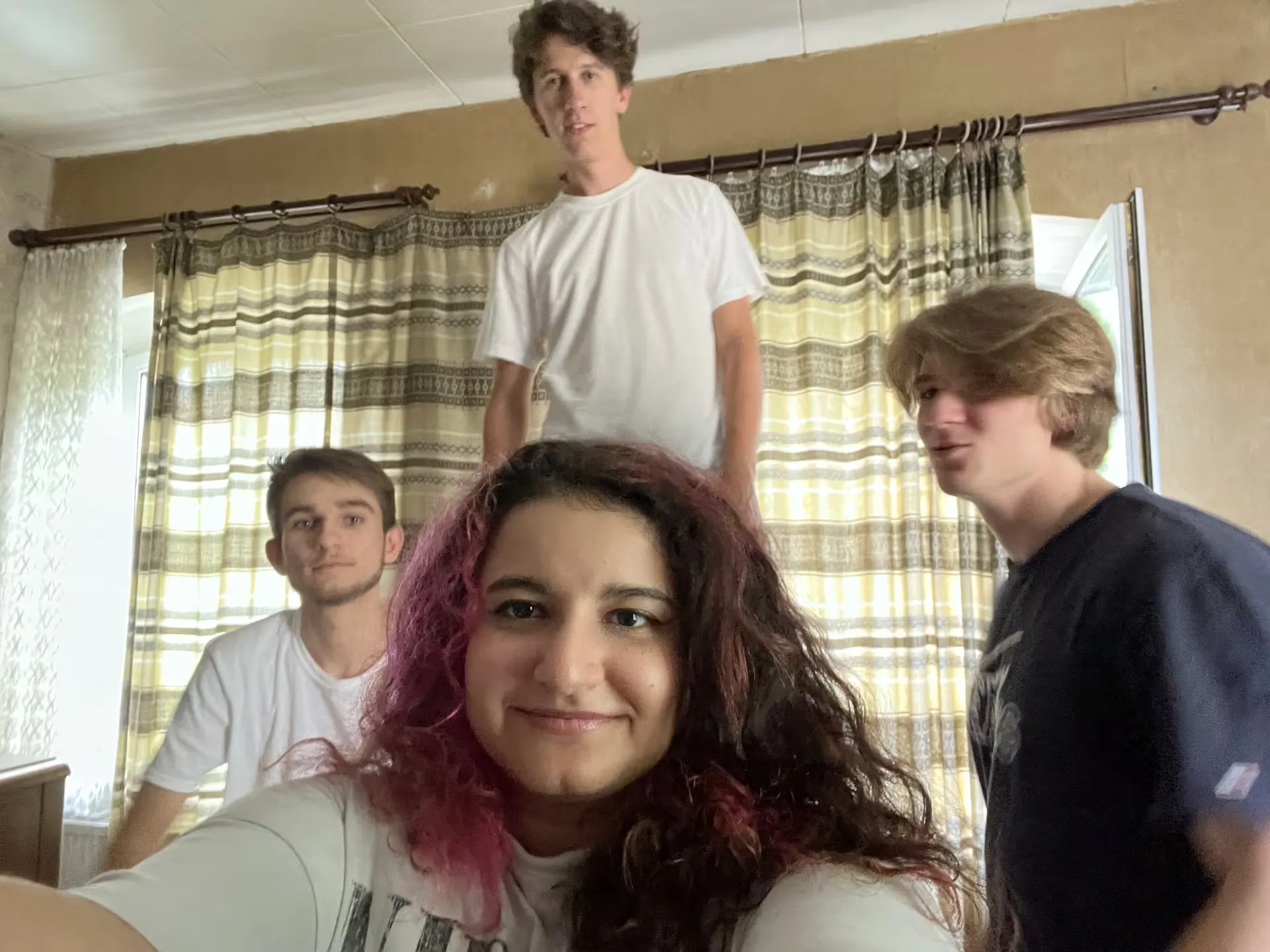 Bassed beim gemeinsamen Bandfoto nach dem Shooting