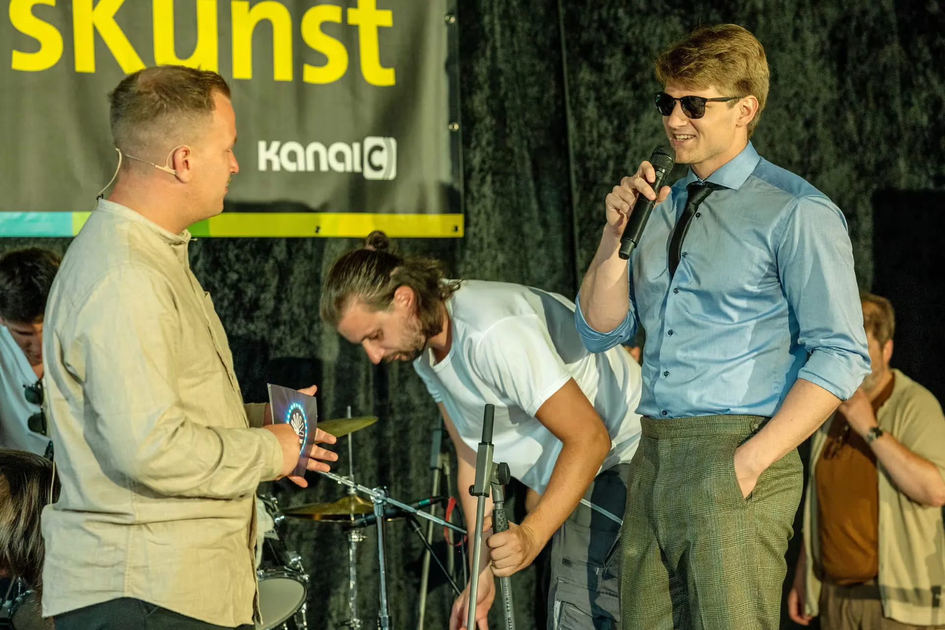 Bassed auf der Bühne bei ihrer Premiere bei CampusKunst 2025