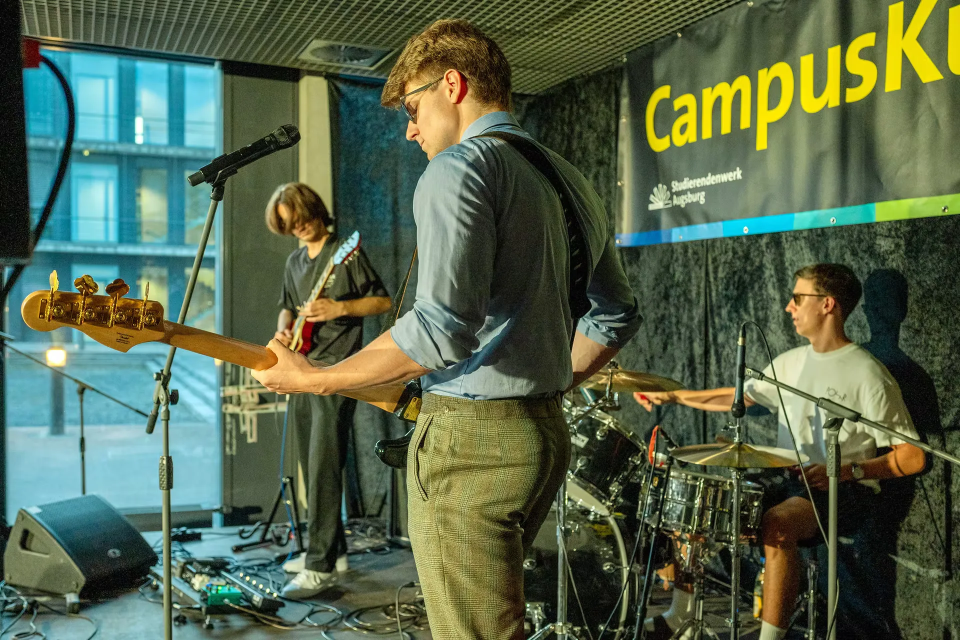 Bassed live in der Mensa der TH Augsburg bei CampusKunst 2025