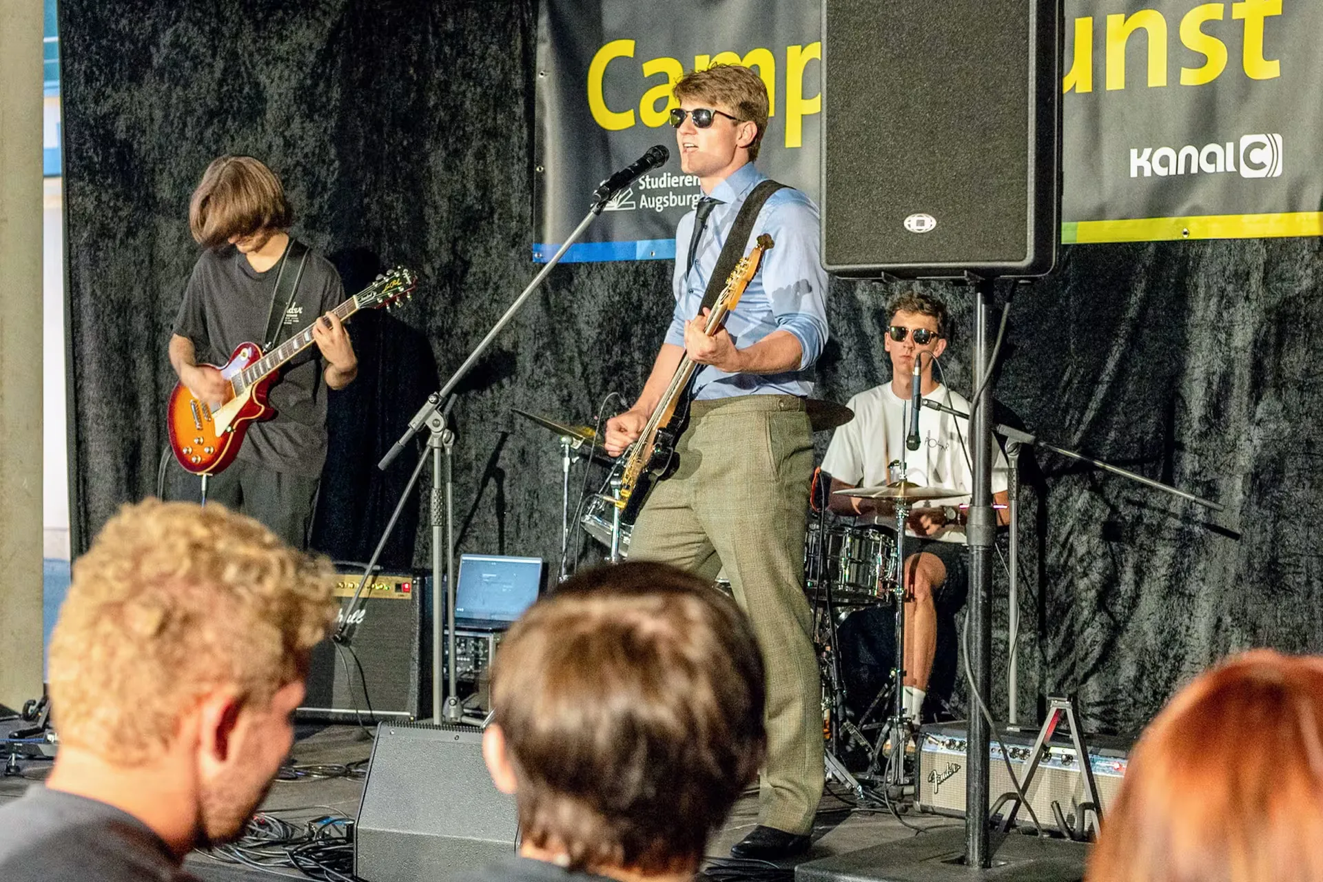 Die ganze Band auf der Bühne bei CampusKunst 2025