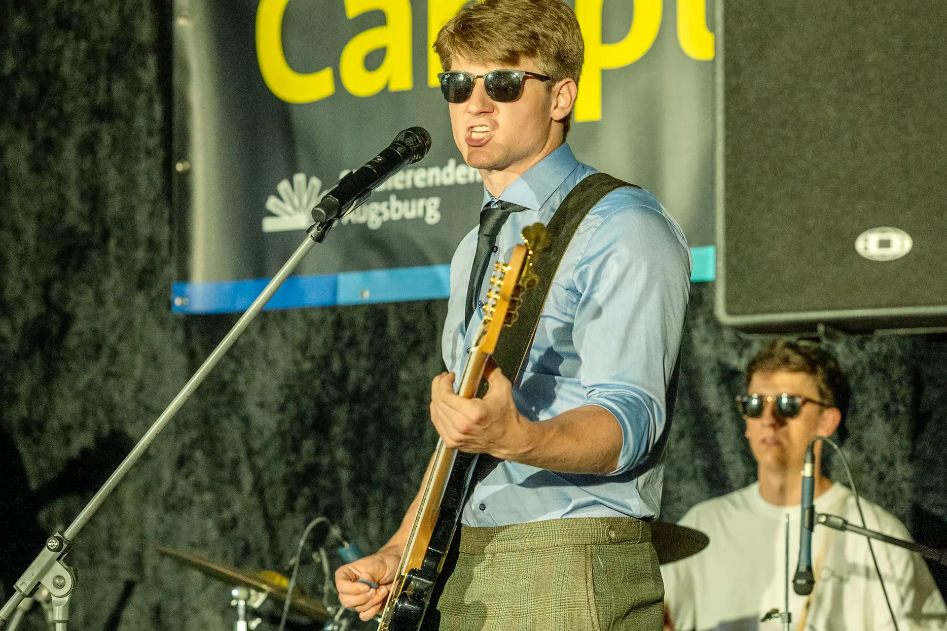 Gitarrist von Bassed live bei CampusKunst 2025