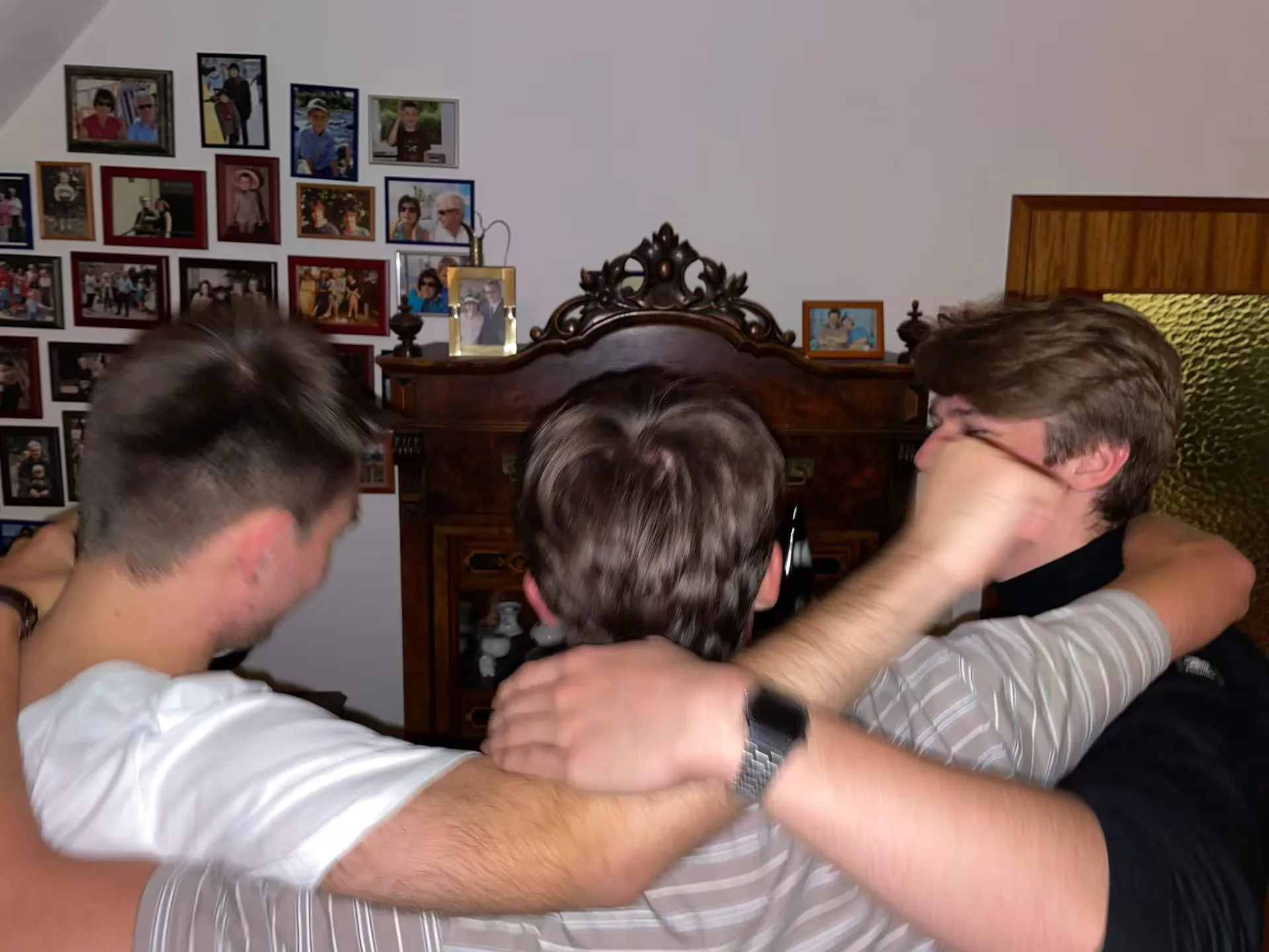 Bassed bei einer Gruppenumarmung, September 2023