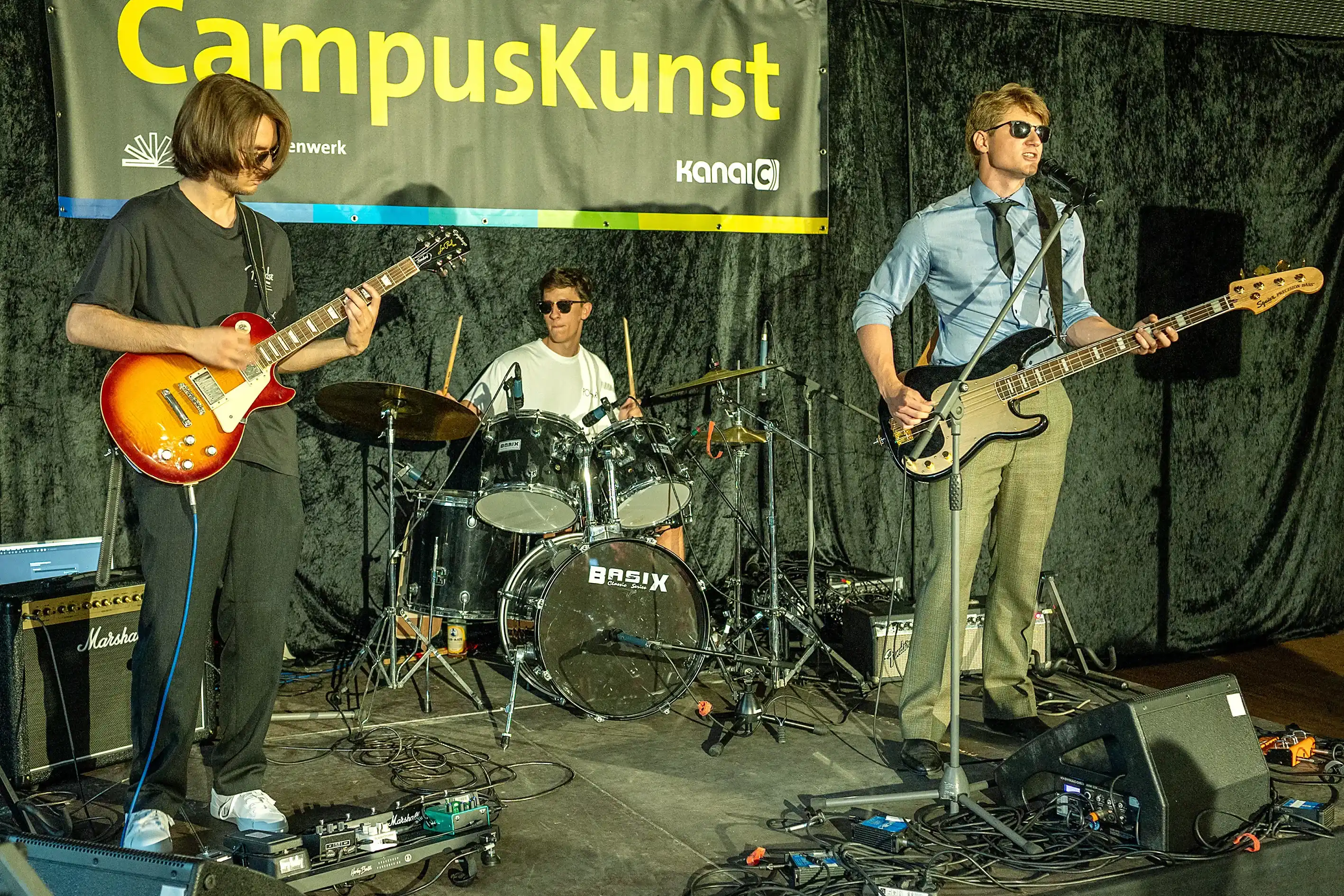 Bassed live auf der Bühne bei einem Konzert in Augsburg