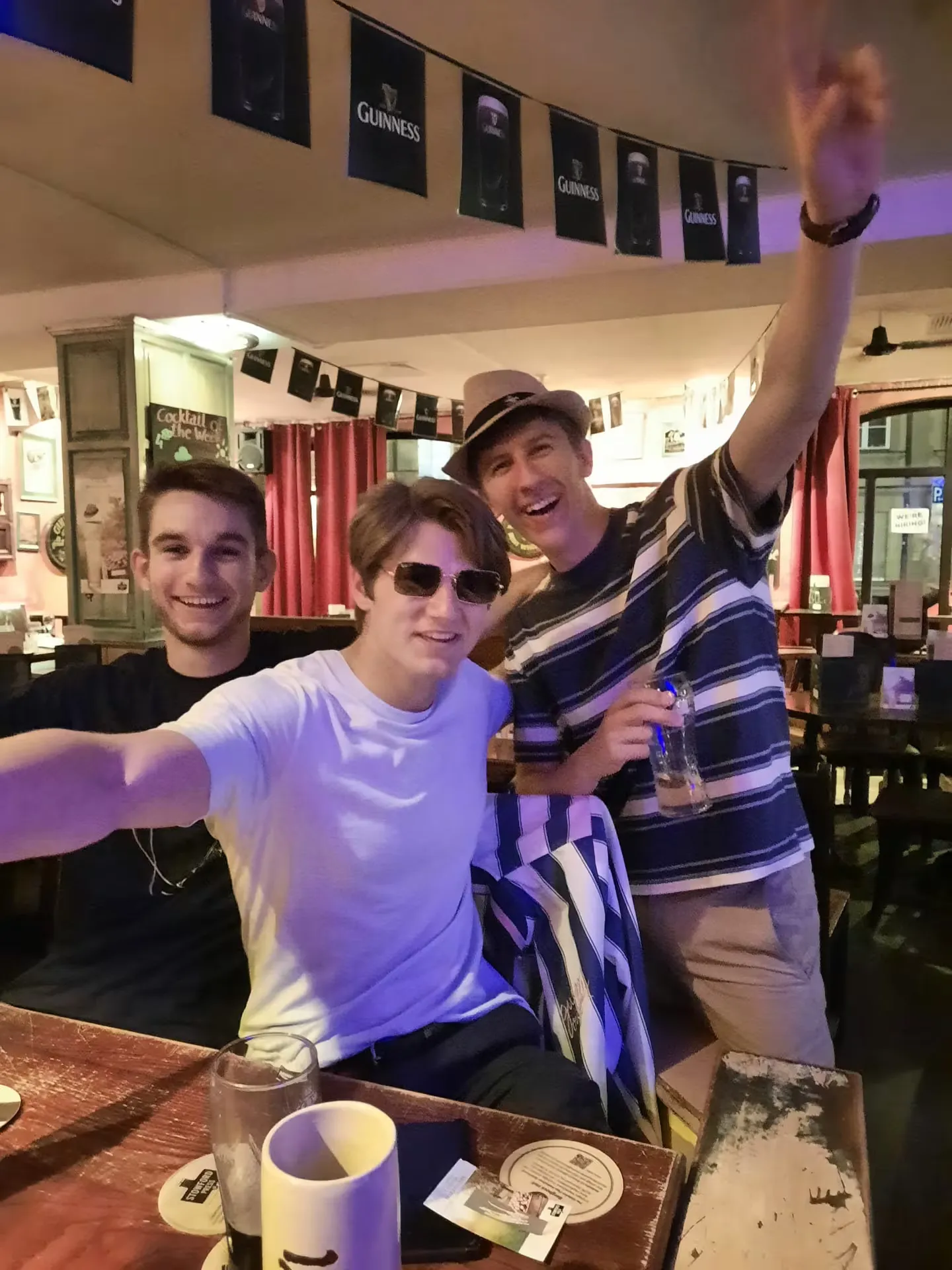 Bassed mit Freunden im Pub Murphy's